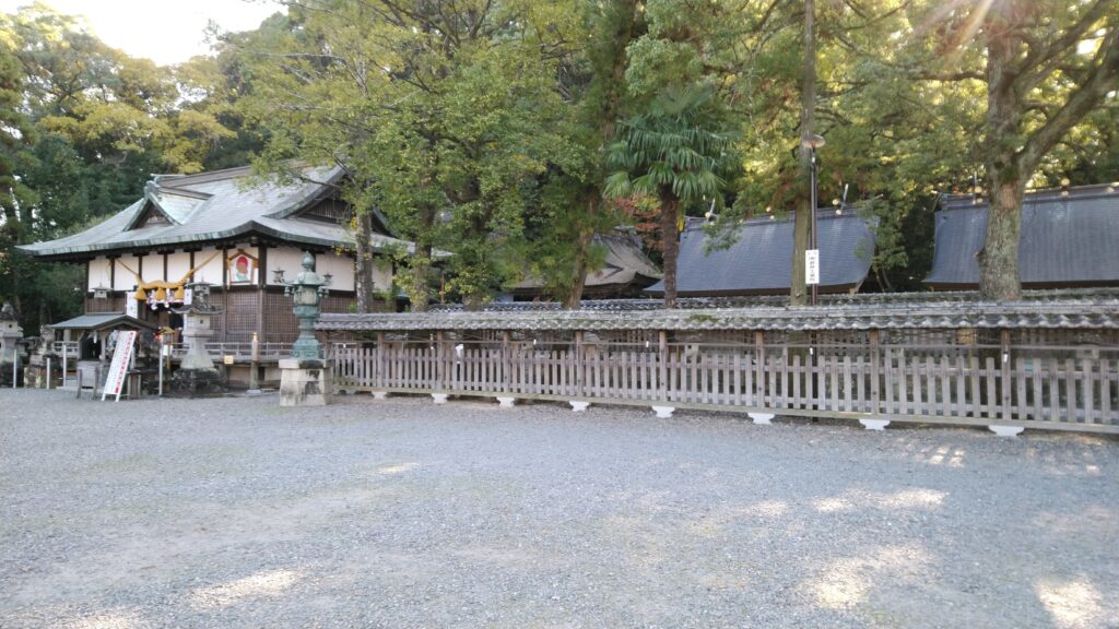 「闘鶏神社」の社殿6棟