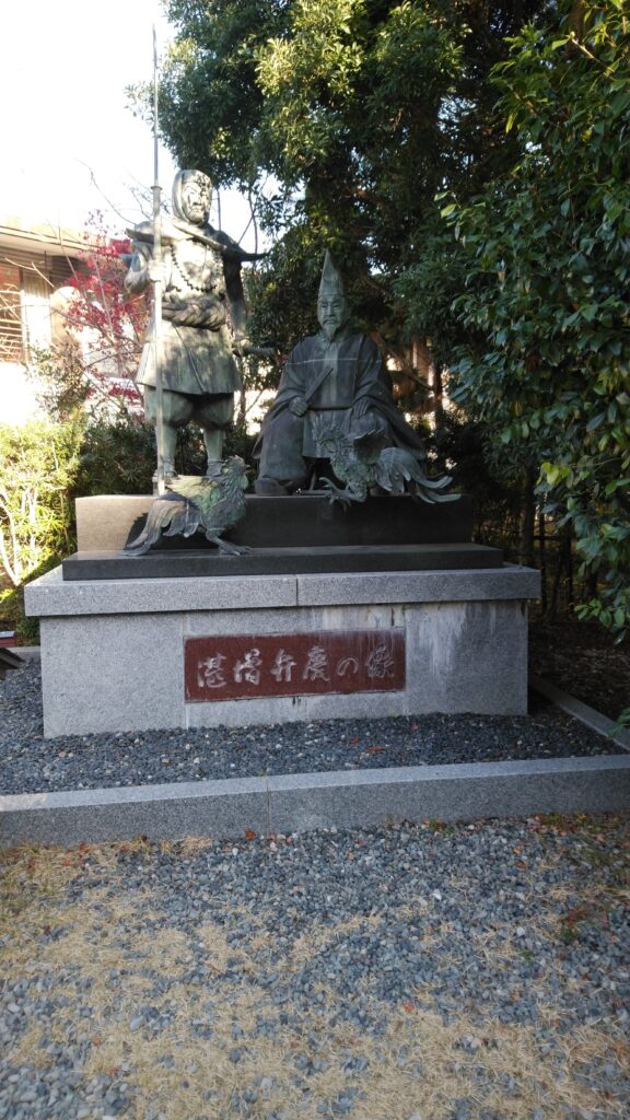 「闘鶏神社」の湛増と弁慶の像