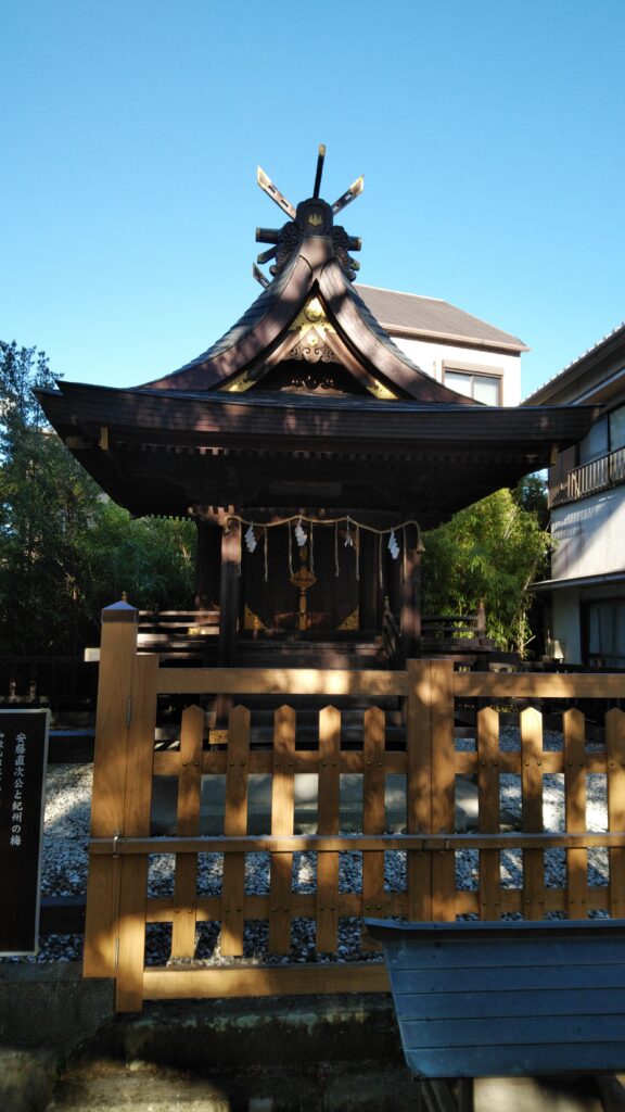 「闘鶏神社」の弁慶社、近くから