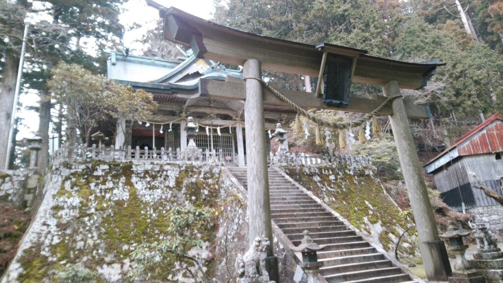 「玉置神社」の鳥居と本殿