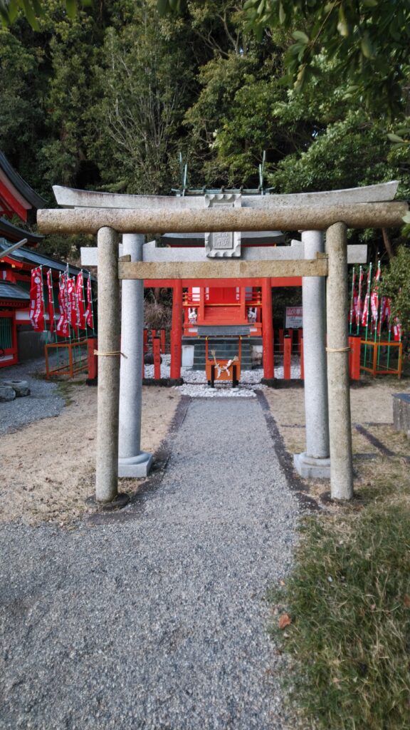 「阿須賀神社」境内の稲荷神社の鳥居