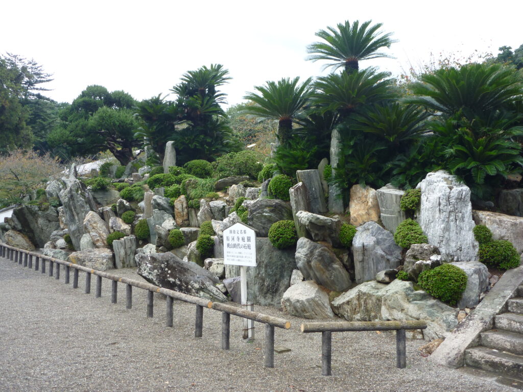 「粉河寺」の粉河寺庭園(左側から)