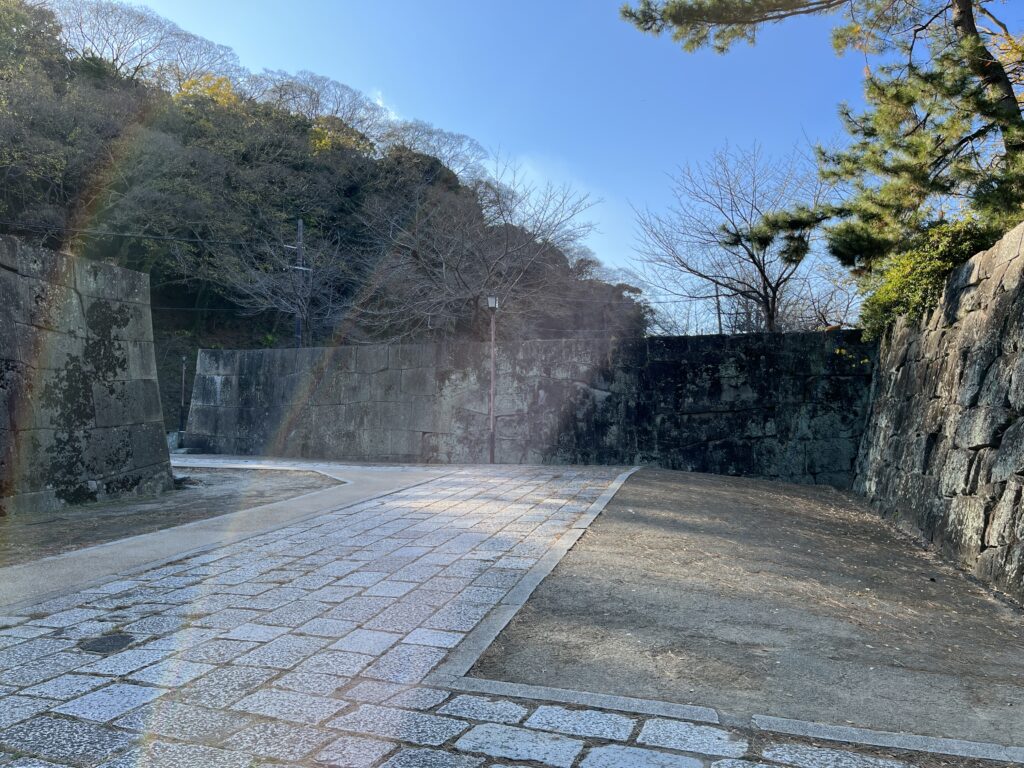 和歌山城内の石垣と通路