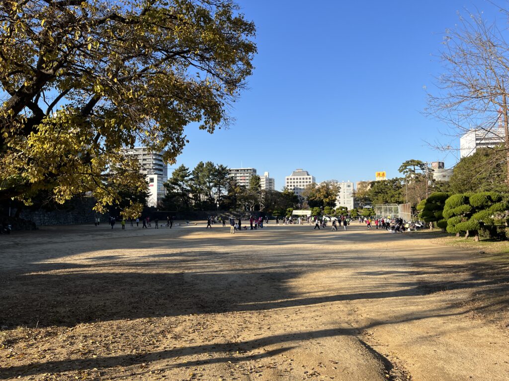 和歌山城内の動物園の砂の丸広場