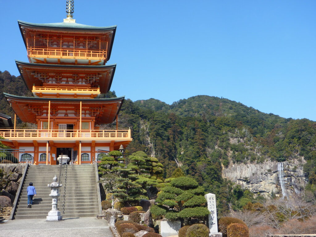 「熊野那智大社」の隣にある「青岸渡寺」の三重塔と那智御瀧