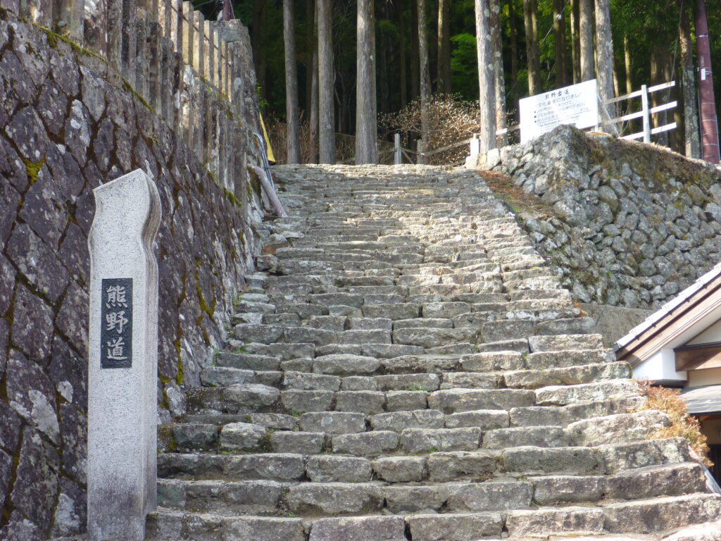 『青岸渡寺』境内の熊野古道