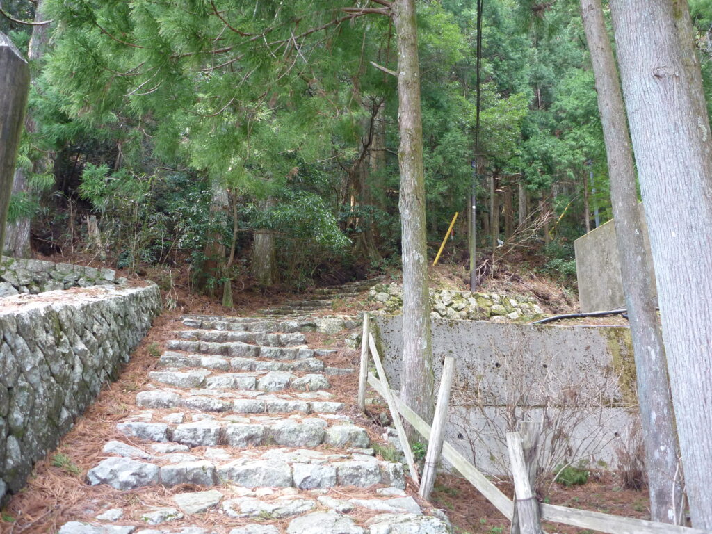 『青岸渡寺』境内の熊野古道
